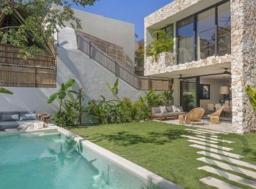 Casa · 360m² · 5 Recámaras · 2 Estacionamientos · Villa con 5 Habitaciones en Venta en Tulum a 5 Min de La Playa | con Alberca y Plusvalía