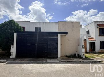 Casa de 3 habitaciones, Mérida · Casa en Venta con Alberca Ubicada en Gran Santa Fe