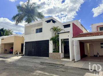 Casa · 246m² · 3 Recámaras · 2 Estacionamientos · Casa en Venta de 3 Habitaciones Dentro de La Ciudad Equipada E, Meridan Xcumpich, Merida