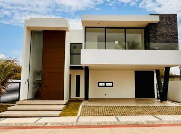 e2463e0843f7bcef4d8351584070ed540bdfcfa067360a0fc37ecfa689044d90 · Casa en Venta en Veracruz con Jardín Fracc. Las Olas Residencial