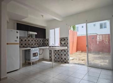 COCINA INTEGRAL -SALIDA AL PATIO TRASERO · Casa en Renta de 2 Rec. Sin Muebles, Equipada en Playa del Carmen