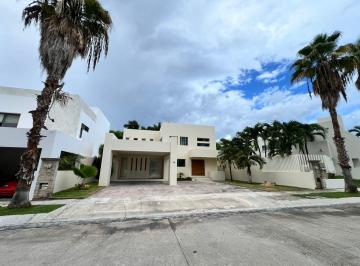 Casa · 350m² · 3 Recámaras · 4 Estacionamientos · Casa Amplia en Villa Magna / Spacious Home in Villa Magna