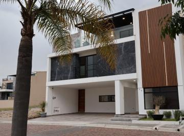 Casa · 246m² · 5 Recámaras · 4 Estacionamientos · Gran Reserva