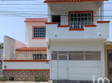 Casa · 219m² · 4 Recámaras · 2 Estacionamientos · Casa en Venta en La Calle de Ebanos del Fracc. Floresta, Veracruz, Ver.