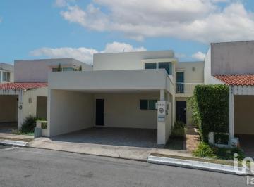 Casa · 262m² · 4 Recámaras · 2 Estacionamientos · Casa en Venta en Privada, con Piscina, Páneles Solares y Area Rentable Independiente, Mérida Yuc