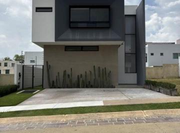 Casa · 243m² · 3 Recámaras · 2 Estacionamientos · Moderna Casa en Venta - La Periquera