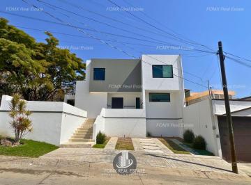 Casa · 230m² · 3 Recámaras · 2 Estacionamientos · Casa en Venta en Gran Jardín