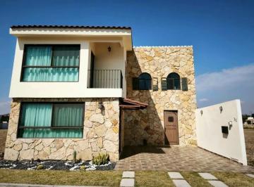 Casa · 135m² · 3 Recámaras · 2 Estacionamientos · Casa en Fracc Privado en Atlixco $3,014,000 con Alberca Propia
