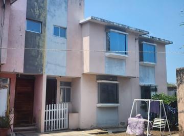 Casa · 110m² · 2 Recámaras · 1 Estacionamiento · Pocitos y Rivera, Casa en Venta de 2 Recámaras en Privada de 3 Casas