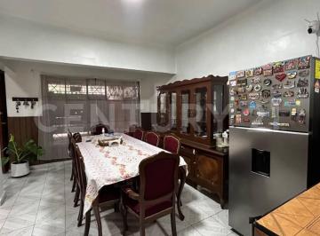 Casa · 253m² · 4 Recámaras · 1 Estacionamiento · Casa Amplia con Gran Potencial | Terreno 138 m² Col. Postal
