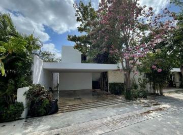 Casa de 3 habitaciones, Mérida · Casa en Venta en Privada Julieta, Paseo Norte, Cuenta con Paneles Solares