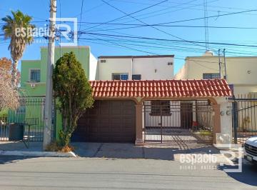 Casa · 109m² · 3 Recámaras · 2 Estacionamientos · Casa en Venta con Recamara en Planta Baja en Paseos de Chihuahua