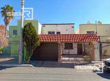 Casa · 109m² · 3 Recámaras · 2 Estacionamientos · Casa en Venta con Recamara en Planta Baja en Paseos de Chihuahua