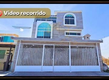 Casa · 233m² · 2 Estacionamientos · Casa en Venta en El Refugio Querétaro