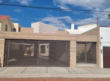 Casa · 195m² · 3 Recámaras · 2 Estacionamientos · Casa en Venta en Jurica Querétaro
