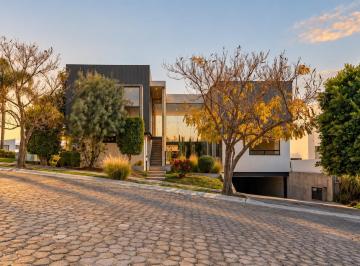 Casa · 720m² · 4 Recámaras · 6 Estacionamientos · Casa en Venta en Lomas de Angelopolis I, San Andres Cholula Puebla