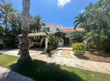 Casa · 593m² · 3 Recámaras · 2 Estacionamientos · Casa en Venta en Cancún | Residencial Villa Magna | Alberca y Seguridad 24/7