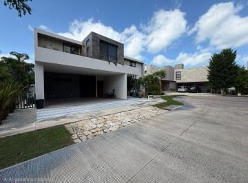 f04f57089f00830c8495dd809d8735f4052668a2981f2515c6df452e169b05d4 · Residencia en Venta con Paneles Solares Privada Kutz, en El Yucatán Country Club
