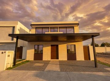 Casa · 235m² · 3 Recámaras · 3 Estacionamientos · Casa en Venta en Velasur