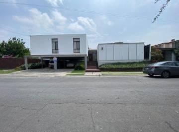 Casa de 4 habitaciones, Monterrey · Oportunidad Para Inversionistas, Terreno + Construcción Para Uso Comercial o Residencial.