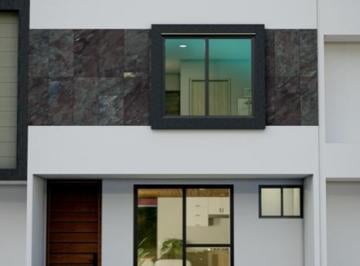 Casa · 140m² · 3 Recámaras · 2 Estacionamientos · Venta de Casa en Zona Aeropuerto
