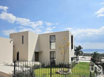 Casa · 350m² · 6 Recámaras · 6 Estacionamientos · Casa en Venta en Chapala