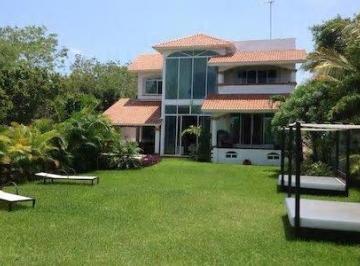 Casa · 5 Recámaras · 4 Estacionamientos · Se Renta Casa en Lagos del Sol