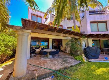 Casa · 371m² · 4 Recámaras · 2 Estacionamientos · Casa en Frente del Mar