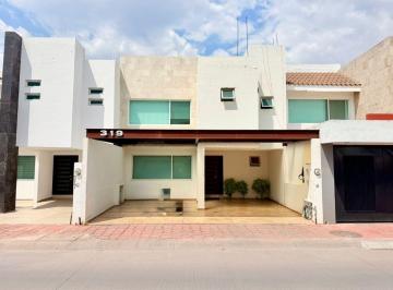 Casa de 3 habitaciones, León · Casa en Venta en Residencial Santa Fe, con 3 Recámaras con Baño Cada Una.