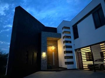 Casa · 652m² · 5 Recámaras · 3 Estacionamientos · Casa en Venta en Santa Anita