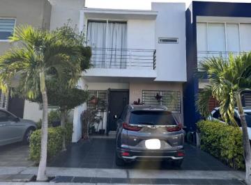 Casa en condominio de 3 habitaciones, Zapopan · Valdepeñas Ii: Recámara en Planta Baja y Baño Completo | Casa en Venta