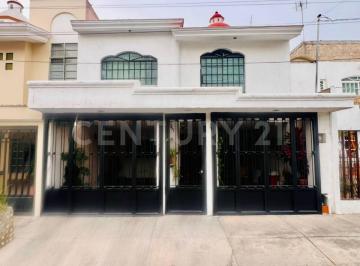 Casa · 204m² · 4 Recámaras · 2 Estacionamientos · Casa en Venta en Autocinema, Guadalajara.