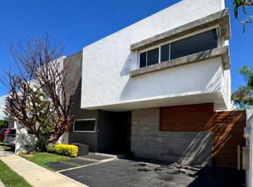Casa de 3 habitaciones, Zapopan · Casa en Venta en Jardin Real Coto del Prado