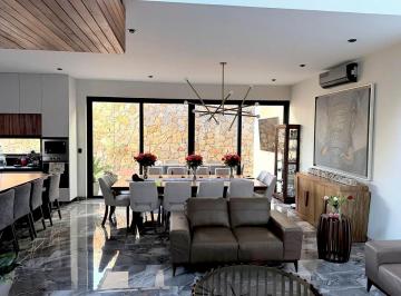 a8a6434777113680a99e447e3461750281c67c44ab5319c0f8e4e6d4cdb11363 · Residencia de Diseño con Doble Altura, Terraza y Jardín | Lago Juriquilla