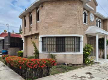 Casa · 250m² · 4 Recámaras · 2 Estacionamientos · Casa en Esquina Colonia Unidad Nacional