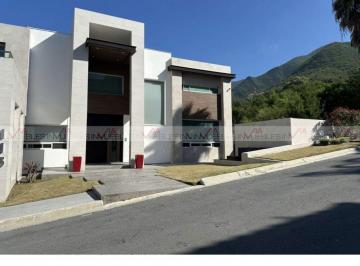 Casa · 800m² · 4 Recámaras · 6 Estacionamientos · Casa en Venta en Monterrey