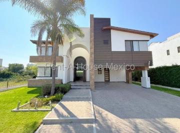 Casa de 4 habitaciones, Querétaro · Casa con 688 m² de Superficie de Terreno, 4 Habitaciones en Renta en El Campanario