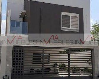 Casa · 300m² · 3 Recámaras · 2 Estacionamientos · Casa en Venta en Monterrey