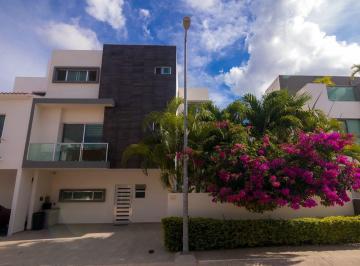 Casa · 256m² · 3 Recámaras · 2 Estacionamientos · Casa - Arbolada