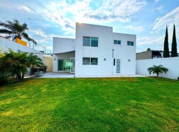 Casa · 388m² · 4 Recámaras · 3 Estacionamientos · Casa en Venta en Juriquilla de 4 Recámaras y Gran Jardín!