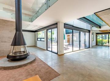 Casa · 720m² · 4 Recámaras · 6 Estacionamientos · Venta Preciosa Residencia con Jardin Amplio Dentro de Cluster 777 Lomas de Angelopolis Puebla