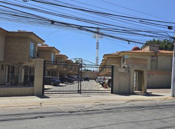 A una cuadra Plaza la Perla · Casa 2 Pisos en Coto a Cuadras de Plaza La Perla