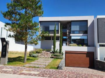 Casa de 4 habitaciones, León · Casa Nueva en Venta en La Campiña del Bosque con 4 Recamaras y Alberca