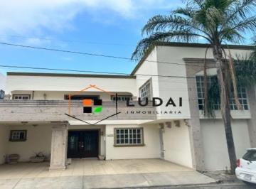 Casa · 256m² · 3 Recámaras · 3 Estacionamientos · Casa en Renta en Contry