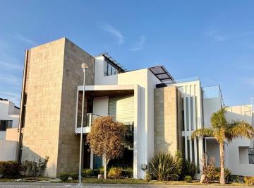 Casa de 4 habitaciones, Pachuca · Casa en Venta en Esquina Frente a Área Verde con 4 Recamaras
