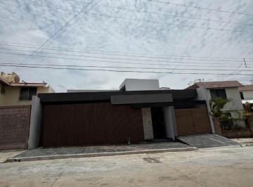 Casa · 425m² · 3 Recámaras · 4 Estacionamientos · Casa en Fraccionamiento Petrolera Chairel