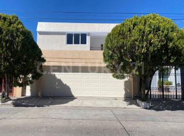 Casa · 335m² · 5 Recámaras · 3 Estacionamientos · Casa en Renta en La Calma, Zapopan.