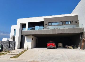 Casa de 4 habitaciones, Santiago · Casa en Venta en Carretera Nacional