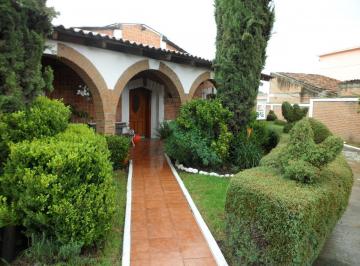 Casa · 300m² · 3 Recámaras · 4 Estacionamientos · Casa en Venta, San Pablo A. Toluca, Mexico