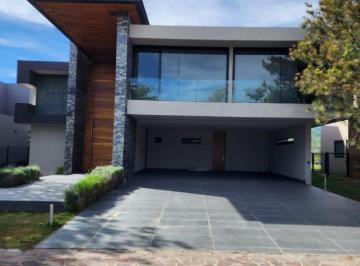Casa de 3 habitaciones, León · Casa en Renta en El Bosque Country Club con 3 Recamaras 6 Baños y 8 Estacionamientos